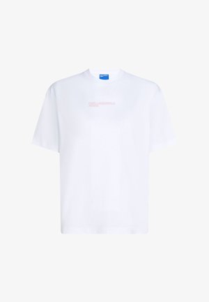 Bijela pamučna majica s okruglim izrezom i kratkim rukavima; na prednjoj strani ima suptilan ružičasti logo "KARL LAGERFELD JEANS".