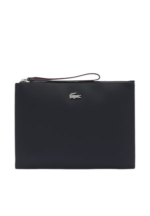 Pochette noire zippée en matériau texturé, avec un accent de logo argenté et une bandoulière pour un transport facile.