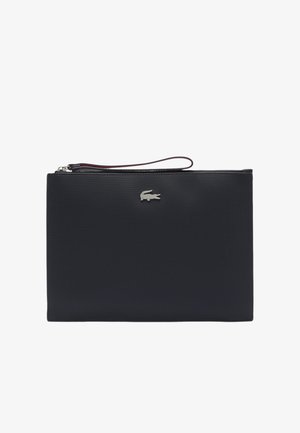 Clutch negro con cremallera, hecho de material texturizado, que presenta un acento de logo plateado y una correa para la muñeca para un transporte fácil.