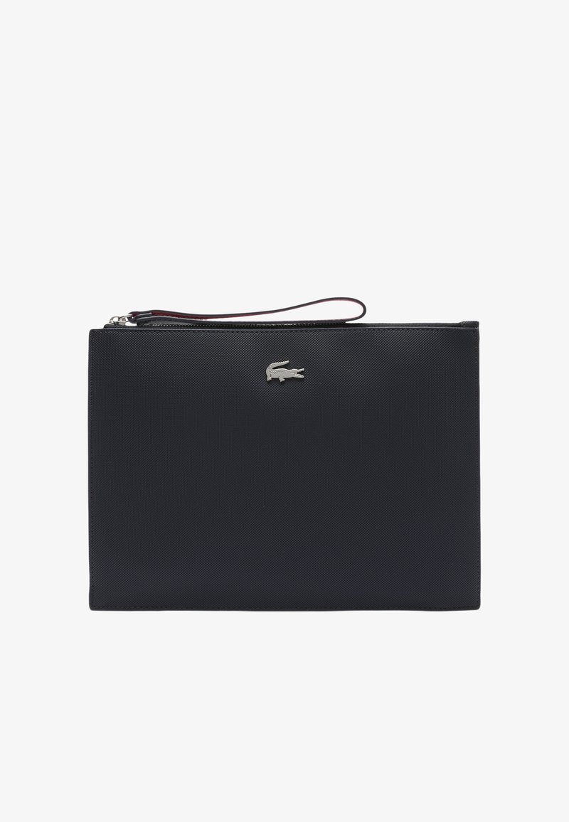 Pochette noire zippée en matériau texturé, avec un accent de logo argenté et une bandoulière pour un transport facile.
