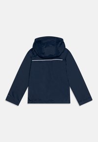 Námořnická voděodolná bunda s kapucí, dlouhými rukávy a reflexním pruhem přes záda. Hladká tkanina s uvolněným střihem.