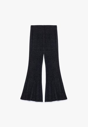 Schwarze ausgestellte Hosen aus strukturiertem Stoff, mit einer taillierten Taille und weiten Beinschnitten, die einen subtilen Glanz aufweisen.