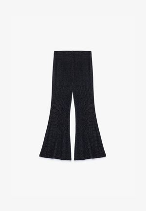 Schwarze ausgestellte Hosen aus strukturiertem Stoff, mit einer taillierten Taille und weiten Beinschnitten, die einen subtilen Glanz aufweisen.