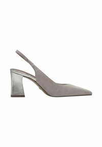 Pompe slingback en suede gris avec un bout pointu et un talon épais en argent. Texture lisse, couture minimale et une sangle flexible.