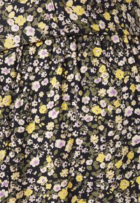 Květinová látka s malými žlutými, fialovými a bílými květy na černém pozadí se zelenými listy; lehká a texturovaná.