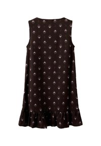 Robe sans manches marron avec un ourlet à volants froncés. Le tissu texturé présente un motif de petits motifs de coquillage violet clair.