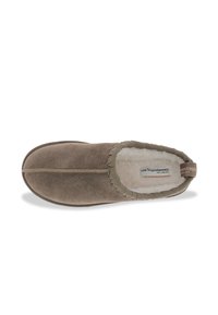 Zapatilla de ante marrón con un suave forro interior, puntera redondeada, ribete de tejido trenzado y una pequeña etiqueta de logo en el talón. Diseño de suela plana.