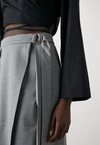 iBlues BRONTE - Kietaisuhame - grigio