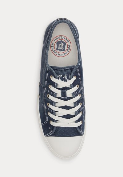 Tumesinist lõuendist toss valgete paelte ja kummist varbakorgiga, valgete õmblustega ning Ralph Laureni Polo logo sisetallal.