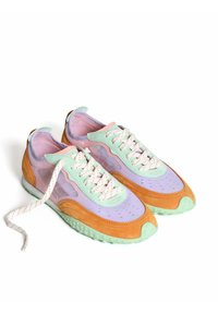 Multicolor sneaker met een mix van lavendel, mintgroen en oranje suède. Gelaagde mesh bovenwerk, platte veters en een rubberen zool.