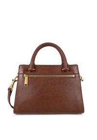 Sac à main en cuir marron avec poignées supérieures, bandoulière amovible et poche zippée horizontale à l'avant avec quincaillerie dorée.