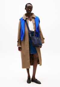 Tommy Hilfiger LOGOTAPE MINI TOTE - Sac à main - blue