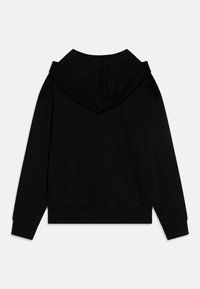 Fekete kapucnis pulóver, amely puha anyagból készült, nagy kapucnival és bordázott mandzsettákkal. A hátulja sima, grafika vagy díszítés nélkül.