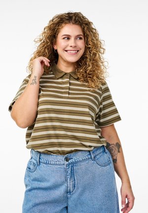 Polo à rayures marron et crème avec col, doté de manches courtes ; associé à un short en denim taille haute bleu clair.