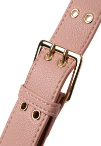 Cinturino in pelle texturizzata rosa con hardware dorato, fibbia rettangolare e due passanti per lunghezza regolabile. Cuciture dettagliate visibili.