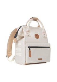 Sac à dos en toile beige avec une poignée supérieure et des bretelles réglables. Comprend une poche zippée à l'avant et des accents en cuir.