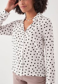Herita PATTERNED  - Hemdbluse - black