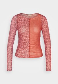 Pitkähihainen toppi, jossa on läpikuultava, teksturoitu design punaisena ja valkoisena, jaettu kukka- ja geometrisin kuvioin. Pyöreä pääntie, slim fit.
