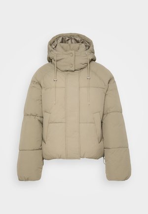 Giacca imbottita beige con colletto alto, cordini regolabili e bottoni a pressione. Presenta cuciture orizzontali e due tasche frontali.