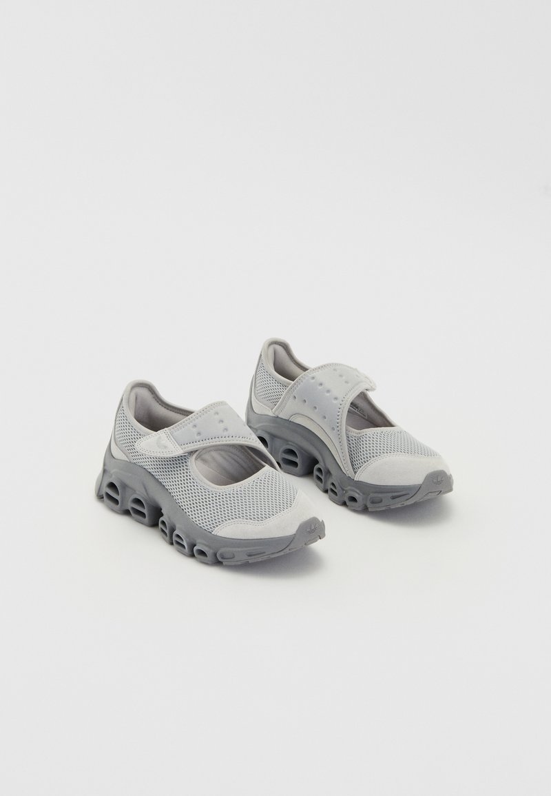 Grau Schuhe aus leichtem Material mit einem Oberteil aus Netzgewebe und einer gepolsterten Zwischensohle. Besitzt einen Klettverschluss und eine abgerundete Zehe mit einem durchbrochenen Sohlen-Design.