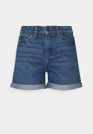 Blauwe denimshorts met opgerolde zomen, knoop en rits aan de voorkant, riemlussen en twee voorzakken op een effen achtergrond.