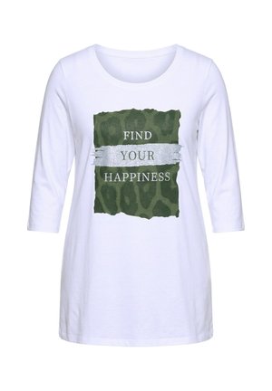 Camicia bianca a maniche lunghe con quadrato verde e striscia argento sul davanti, con la scritta "FIND YOUR HAPPINESS" in lettere maiuscole.