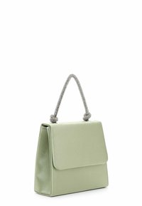 Sac à main rectangulaire vert pâle avec rabat supérieur et poignée argentée texturée, nouée aux deux extrémités, debout sur un fond blanc.