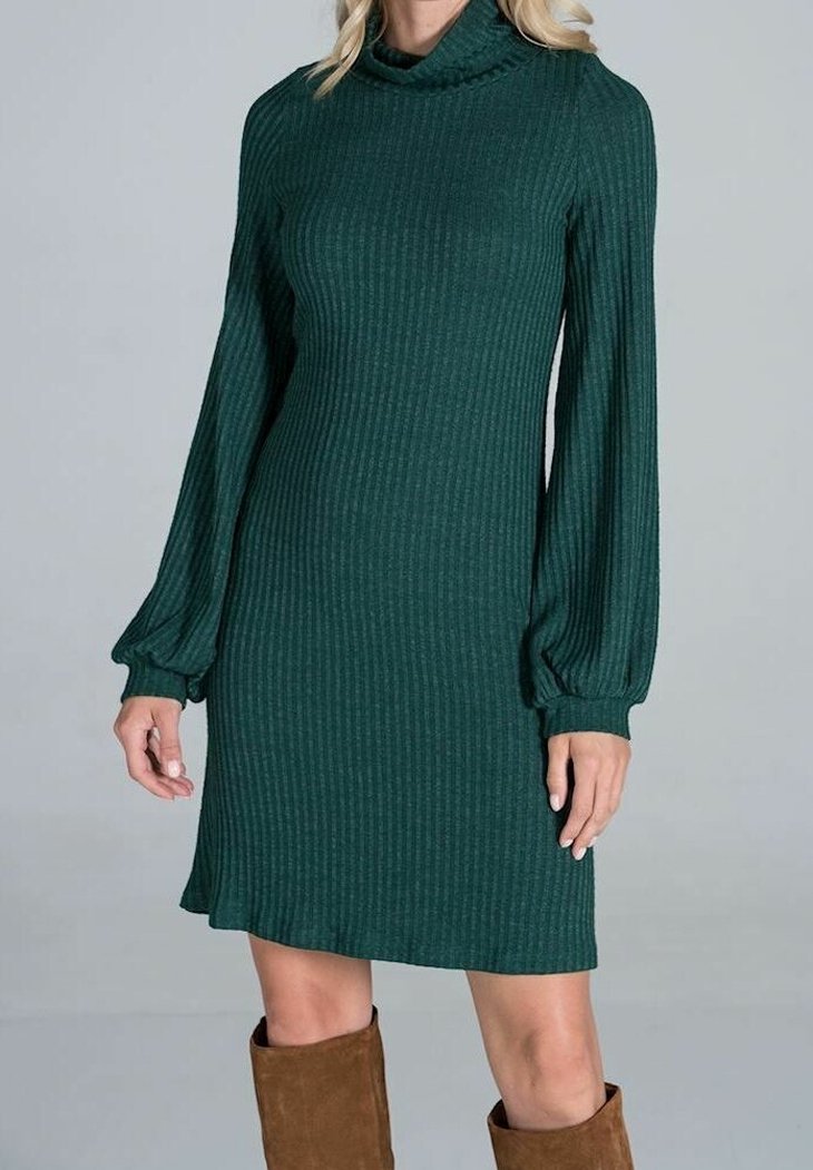 Grünes geripptes Strickkleid mit hohem Halsausschnitt und langen Puffärmeln, ausgestattet mit einer taillierten Silhouette und einem strukturierten Stoff.