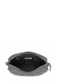 Borsa in pelle grigia texturizzata con chiusura a zip. L'interno presenta un rivestimento nero liscio e un'etichetta con la scritta "GERRY WEBER" visibile.
