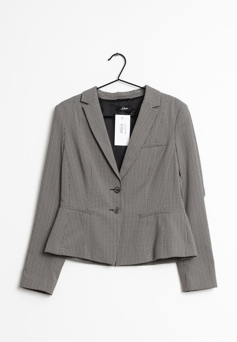 Mustavalkoinen kuvioitu bleiseri, jossa on istuva leikkaus, kaksi etunappia ja peplum-helma. Varustettu lovitetulla kauluksella ja sivutaskuilla.