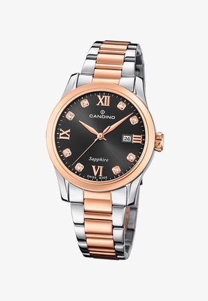 CANDINO-Uhr mit schwarzem Zifferblatt, roségoldenen Akzenten und silbernem Armband. Verfügt über eine strukturierte Oberfläche, römische Ziffern und eine Datumsanzeige.