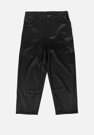 Sorte imitert skinnbukser med høy midje, frontlommer og en glatt, skinnende overflate. Rett ben-design med minimale sømdetaljer.