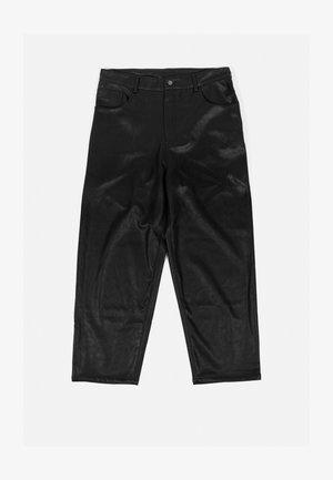 Schwarze, Kunstleder-Hose mit hoher Taille, seitlichen Taschen und einer glatten, glänzenden Textur. Gerades Bein mit minimalen Nähten.