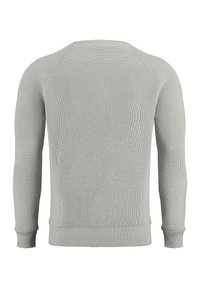 Pull en tricot gris avec des manches longues et une texture côtelée. Présente un col ras du cou et des poignets ajustés. La vue de dos montre un design sans couture.