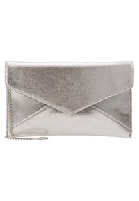 Pochette argentée métallisée avec un design en forme d'enveloppe, équipée d'une bandoulière chaîne et d'une texture lisse et brillante. Rabat pliant avec des accents géométriques.