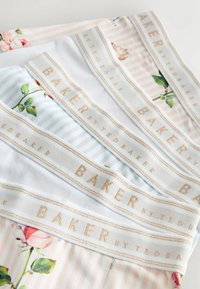 Tissu plié à rayures pastel et à motifs floraux, avec des bandes élastiques blanches brodées "BAKER by TED BAKER" en fil doré.