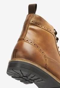 Next MODERN HERITAGE BROGUE - Bottines à lacets - tan brown