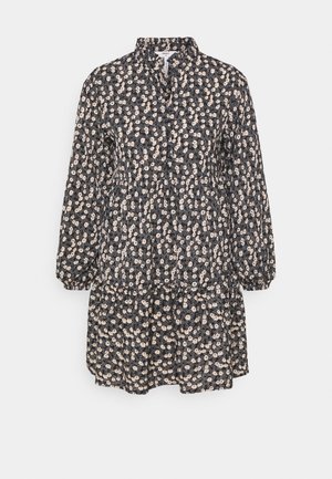 Robe noire à fleurs avec des manches longues, un col et des volants froncés. Présente de petits motifs de fleurs crème sur le tissu.