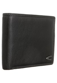 Zwarte leren bifold portemonnee met zichtbare stiksels en een klein metalen logo rechtsonder, iets naar links gekanteld.
