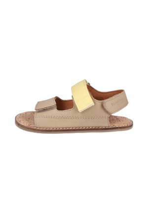 Sandalia beige con puntera abierta, dos tiras ajustables de velcro, plantilla con textura de corcho y suela de goma plana.