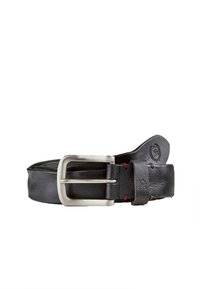 Schwarzer Leder-Gürtel mit einer silbernen Metallschnalle, ausgestattet mit rotem Stich und einer leicht strukturierten Oberfläche. Einfaches Design, robuste Verarbeitung.