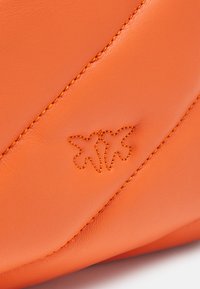 Pinko LOVE PUFF  - Torba čez telo - orange