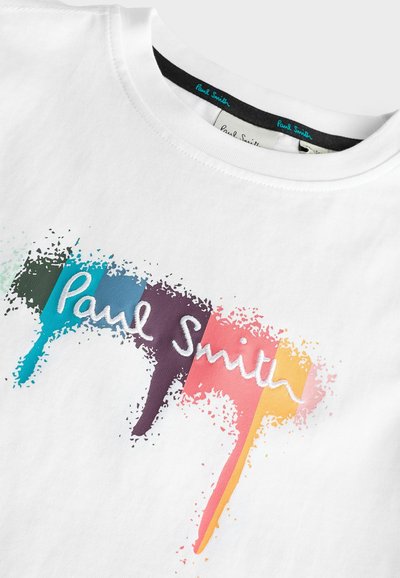Bijela pamučna majica s dizajnom prskanja u obliku šarenih pruga u zelenoj, plavoj, ljubičastoj, ružičastoj i narančastoj boji s izvezenim tekstom "Paul Smith."