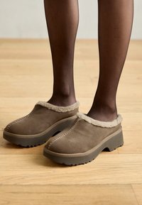 NEW HEIGHTS COZY - Mules de tacón - hickory