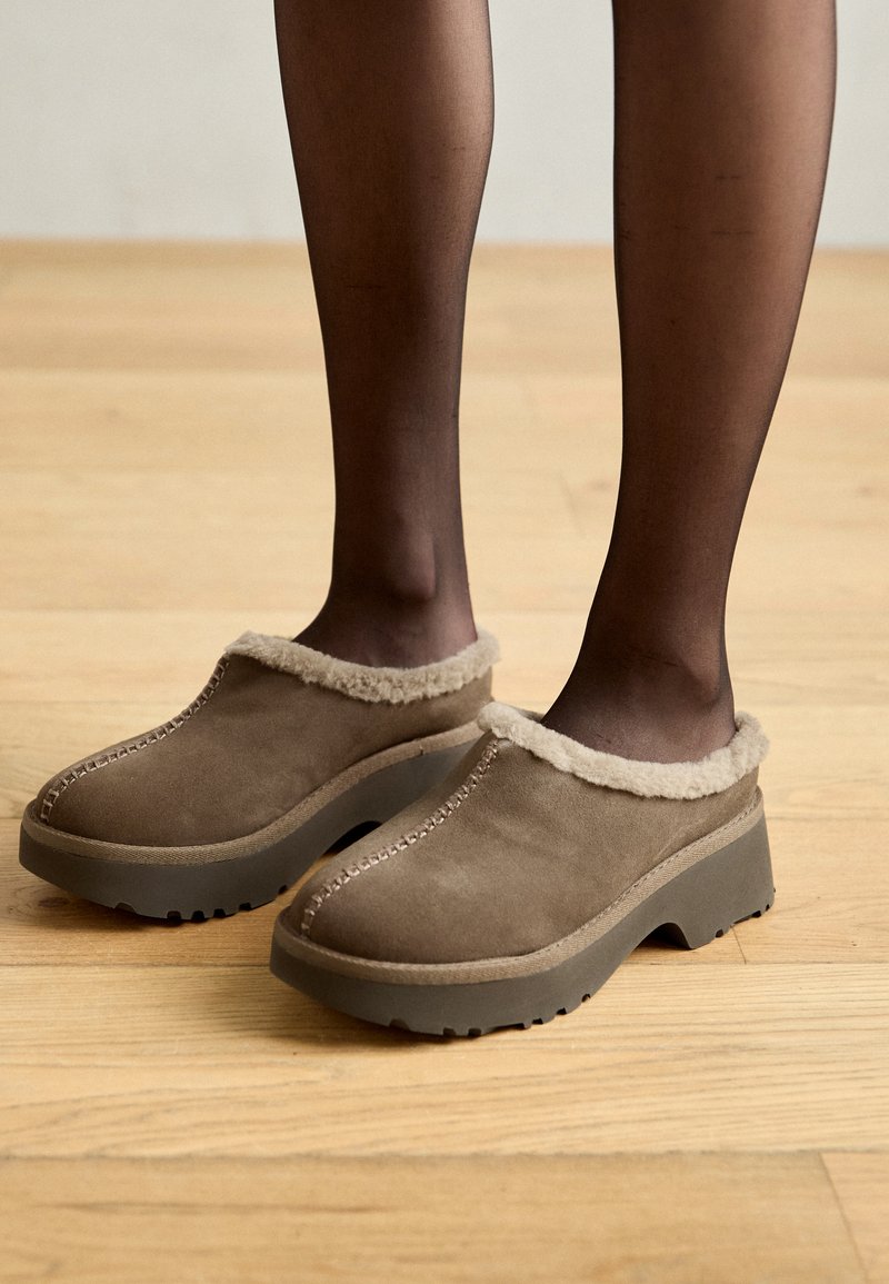 UGG NEW HEIGHTS COZY - Heeled mules - hickory/light brown 