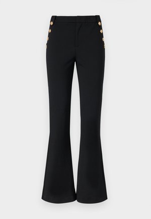 Pantalons évasés noirs en tissu extensible, avec une taille plate, des poches latérales et des boutons décoratifs en or le long des hanches.