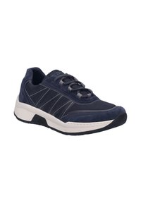 Granatowe buty sportowe z zamszową cholewką, siatkowanymi panelami i szarymi akcentami. Lekka podeszwa ma teksturowany bieżnik z gumy dla lepszej przyczepności.