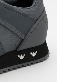 EA7 Emporio Armani LACES UNISEX - Sapatilhas - iron gate/black/silver