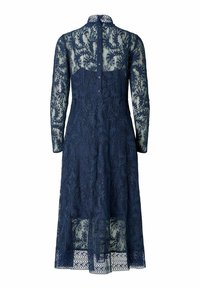 Tmavomodré čipkované šaty s dlhými rukávmi a vysokým golierom, zdobené prepracovanými kvetinovými vzormi a polopriehľadnou textúrou, zapínanie na gombíky na zadnej strane.