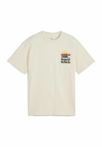 Camiseta de algodón crema de manga corta con escote redondo. Presenta una colorida impresión gráfica con "PUMA Board Rebels" en el frente.